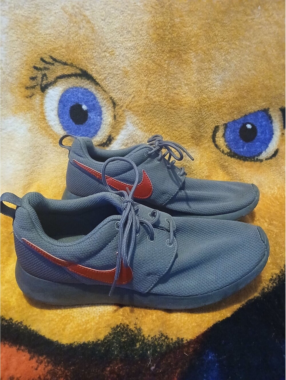 Nike Roshe Run Men's Sneakers Size 7Y Gray and Red